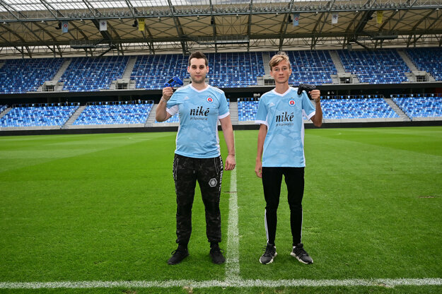 Zástupcovia ŠK Slovan Bratislava v e-športovej divízii Tomáš „Slovan_rSp17“ Laki a Lukáš „Slovan_lumasa2“ Móri.