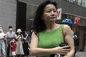 Na archívnej snímke z 12. augusta 2020 austrálska novinárka Cheng Lei pracujúca ako moderátorka pre anglickojazyčnú čínsku televíziu CGTN počas podujatia v Pekingu.