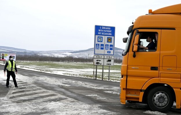 Kontrola na hraničnom priechode s Maďarskom Slovenské Nové Mesto - Sátoraljaújhely.