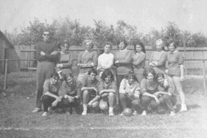 V Podturni sa hrával aj ženský futbal: Futbalistky Podturne pred stretnutím s Liptovskou Porúbkou v auguste 1970. Futbalistky z Podturne vyhrali 2:0.
