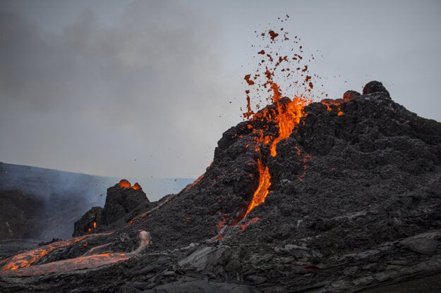 Erupcia sa začala v piatok večer na polostrove Reykjanes.