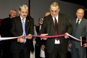 Závod Bodet & Horst  v máji 2006 slávnostne otváral Mikuláš Dzurinda (na snímke vľavo). Vedľa neho je konateľ a majiteľ spoločnosti Gerhard Horst a riaditeľ Ján Vehovský.
