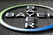 Logo nemeckého chemického a farmaceutického koncernu Bayer na budove v Berlíne.