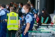 Polícia útočníka zastrelila.