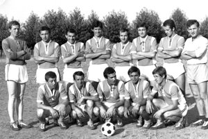 Archívna snímka futbalistov Dolných Krškán. František Bečica je dolu druhý sprava, hore stojí tretí zľava Ján Bečica. 