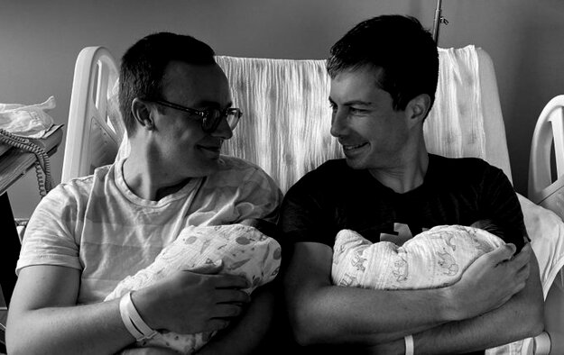 Chasten Buttigieg a Pet Buttigieg s adoptovanými deťmi.