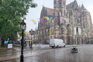 V Košiciach tesne po skončení pohrebnej omše, ktorú aj vonku niekoľko hodín sledovali stovky veriacich, začalo husto pršať. 