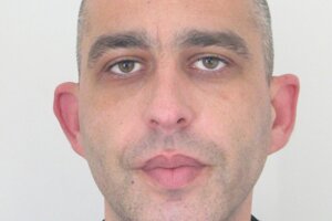 Na 35-ročného Daniela Baloga bol vydaný zatykač pre prečin nedovolenej výroby omamných a psychotropných látok. 