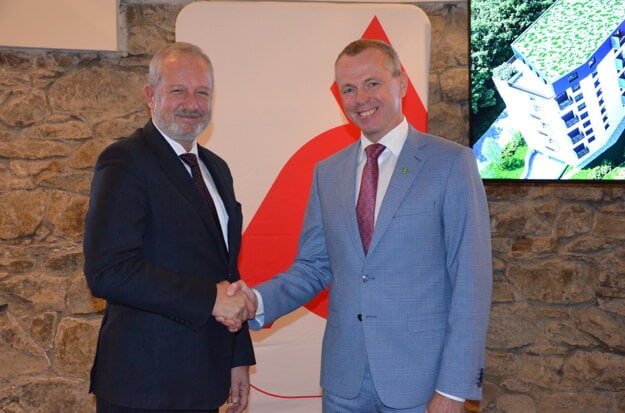 Predseda predstavenstva a generálny riaditeľ poisťovne KOOPERATIVA Vladimír Bakeš a primátor Žiliny Peter Fiabáne predstavili projekt nájomného bývania Lesopark Žilina.