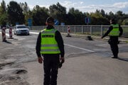 Českí policajti zastavujú osobné motorové vozidlo počas náhodnej kontroly na česko-slovenskej hranici pri meste Lanžhot.