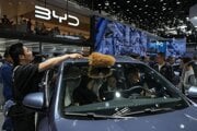 Stanovište čínskej automobilky BYD počas aprílového autosalónu v Pekingu.