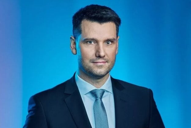 Marek Gudiak moderuje O 5 minút 12 na STVR. (zdroj: STVR)