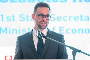 Štátny tajomník ministerstva hospodárstva Szabolcs Hodosy počas predstavenia prvého slovenského vodíkového ťahača homologizovaného pre európsky trh v Orechovej Potôni.