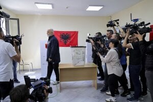 Albánsky premiér Edio Rama  vo volebnej miestnosti.