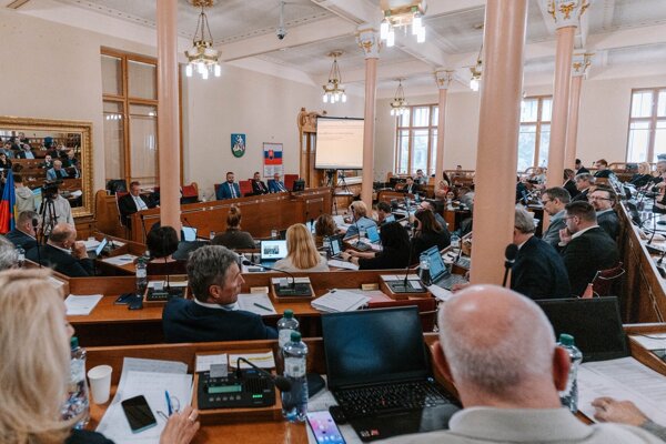 Poslanci rozhodli materiál stiahnuť z rokovania.