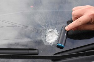 Deti v Košiciach rozbíjajú kameňmi sklá áut. Polícia žiada podnety, starosta sľubuje opatrenia