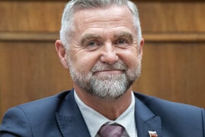 Koalícia zablokovala snahu o kontrolu dotácií na penzióny. Takáč sa k výzvam vyjadril mimo pléna