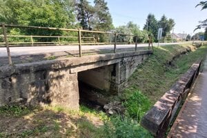 Vedľa mosta, ktorý idú zbúrať a postaviť nový, je lávka pre peších (vpravo)