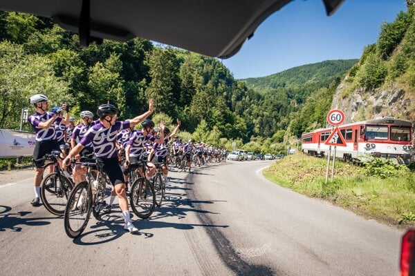 Proti vlaku Oravka sa postaví tento rok päť pelotónov cyklistov. 