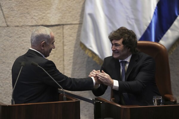 argentínsky prezident Javier Milei sa zdraví s Benjaminom Netanjahuom v izraelskom parlamente.