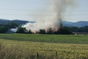 Na družstve v Potvoriciach horí drevoštiepka. 