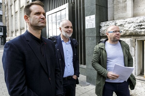 Zľava riaditeľ Transparency International Slovensko Michal Piško, riaditeľ MEMO98 Rasťo Kužel a právnik nadácie Zastavme korupciu Ľubomír Daňko.