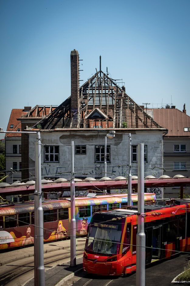 Budova je hneď pri vstupe do hlavnej železničnej stanice. (zdroj: SME - Jozef Jakubčo)