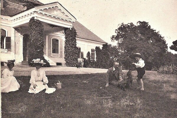 Kaštieľ s parkom v roku 1905.