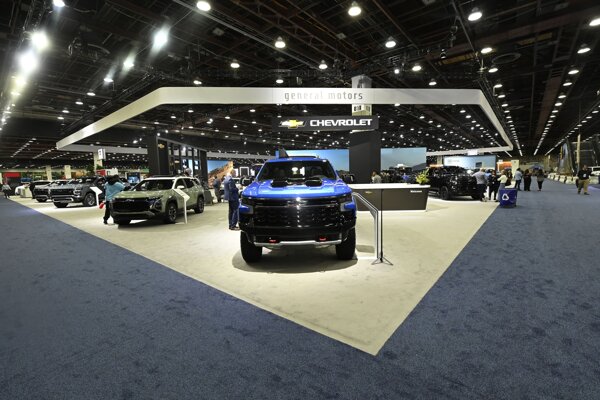 Stánok automobilky General Motors na autosalóne v Detroite v januári 2025.