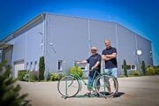 Bratia Richard (vľavo) a Tibor Simonicsovi s bicyklom, na ktorom začínali svoj knižný biznis.