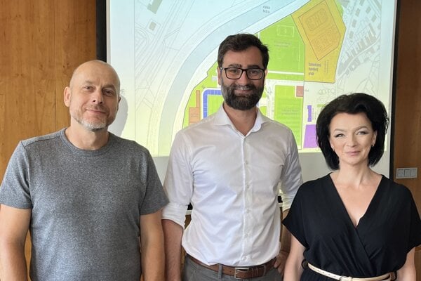 Hlavný architekt mesta Nitra Milan Csanda, primátor Marek Hattas, projektová manažérka novej haly Martina Bachnová a za nimi návrh novej lokality pre zimný štadión.
