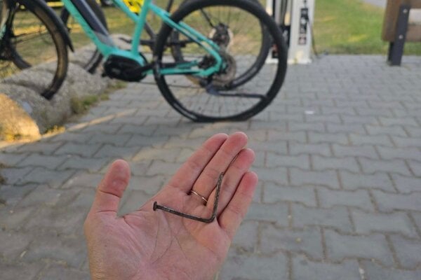 Vysypané klince sa zapichli cyklistke do pneumatiky.