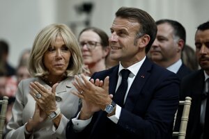 francúzska prvá dáma Brigitte Macronová a francúzsky prezident Emmanuel Macron počas návštevy Britského múzea v Londýne.