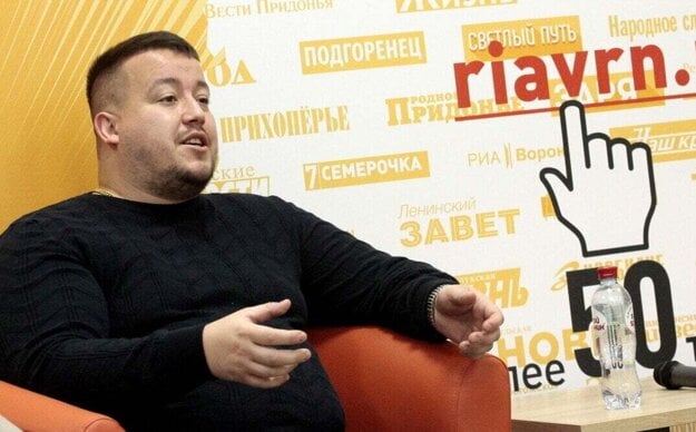 Snímka z návštevy podnikateľa R. J. Paulinského v Rusku v januári 2025. NS SR rozhodol, že on i traja ďalší obvinení budú stíhaní vo väzbe. (zdroj: Ria Voronež)