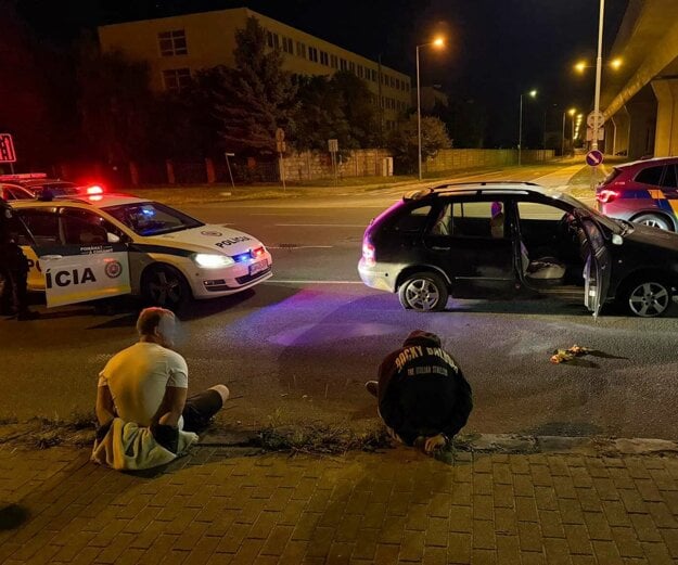 Policajná naháňačka skončila zadržaním dvoch mladých mužov. (zdroj: KRPZ Trnava)