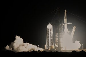 Fotografia štartu rakety Falcon 9 s kapsulou Dragon Grace 26. júna.