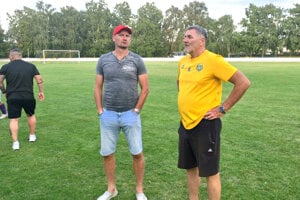 Juraj Šandula (vpravo) a Miroslav Karhan počas prípravného zápasu Váhoviec s Hlohovcom. 
