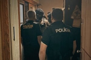 Policajti Slovenska, Česka a Ukrajiny zasahujú v Dnipre pre vlaňajšie hrozby na školách