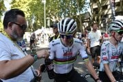 Tadej Pogačar dostáva vodu od tímového kustóda UAE Team Emirates - XRG.