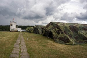 V stanoch na strelnici mali branci výstroj a útočisko pred dažďom.