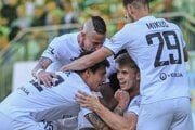 Rajmund Mikuš (vpravo) sa so spoluhráčmi z MFK Karviná teší po strelenom góle.