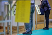 Japonci hlasujú v parlamentných voľbách.