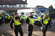 Polícia pred hotelom Bell v meste Epping v grófstve Essex v Anglicku počas protestu proti žiadateľom o azyl, severovýchodne od Londýna.