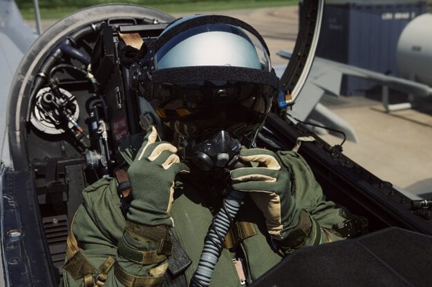 Reportér agentúry Bloomberg Christopher Jungstedt na zadnom sedadle lietadla gripen 3. júna. (zdroj: Erika Gerdemark — Bloomberg)