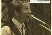 Mladý Michal Kaščák počas vystúpenia kapely Bez ladu a skladu v 80tych rokoch. Fotka slúžila aj ako obal neoficiálneho live albumu kapely, ktorý sa v roku 1986 šíril na kazetách.