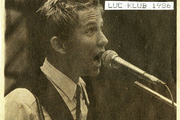 Mladý Michal Kaščák počas vystúpenia kapely Bez ladu a skladu v 80tych rokoch. Fotka slúžila aj ako obal neoficiálneho live albumu kapely, ktorý sa v roku 1986 šíril na kazetách.