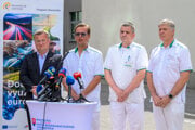 Štátny tajomník ministerstva investícií Radomír Šalitroš, generálny riaditeľ VÚSCH Štefan Lukačín, prednosta Kliniky srdcovej chirurgie VÚSCH Adrián Kolesár a kardiochirurg Rohn Vilém na mimoriadnom brífingu.