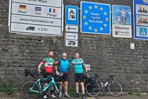 Dňa 14. júla 2025 sa Niall Kenny spolu so svojím 70-ročným otcom Kevinom a bratom Gavinom vydal na cyklistickú expedíciu z mesta Swords na Slovensko.