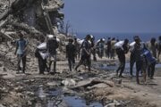 Obyvatelia Gaza City si nesú múku, doručenú v rámci humanitárnej pomoci. 