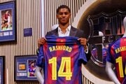 Nová posila FC Barcelona Marcus Rashford pózuje s dresom.